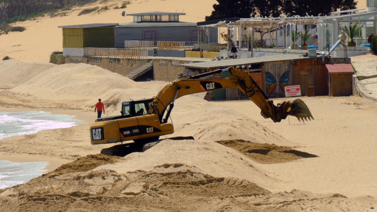  Багер разваля дигите на Южния плаж в Несебър