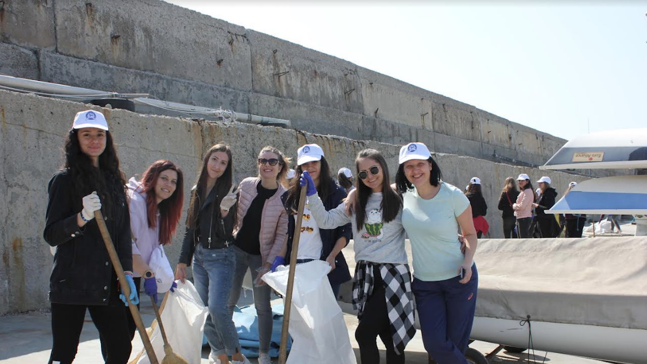 Студенти по педагогика почистват кея до Фара в Бургас