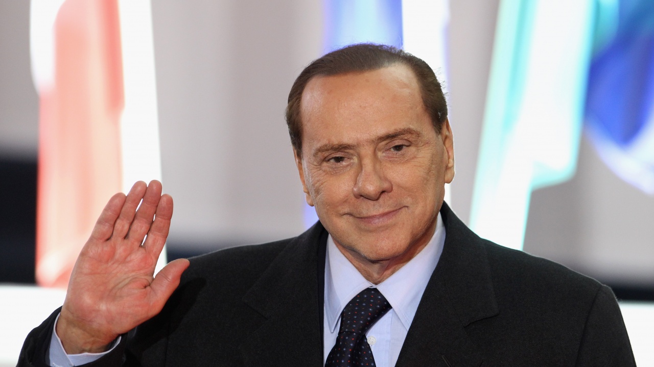Берлускони се върна у дома след 24 дни в болница