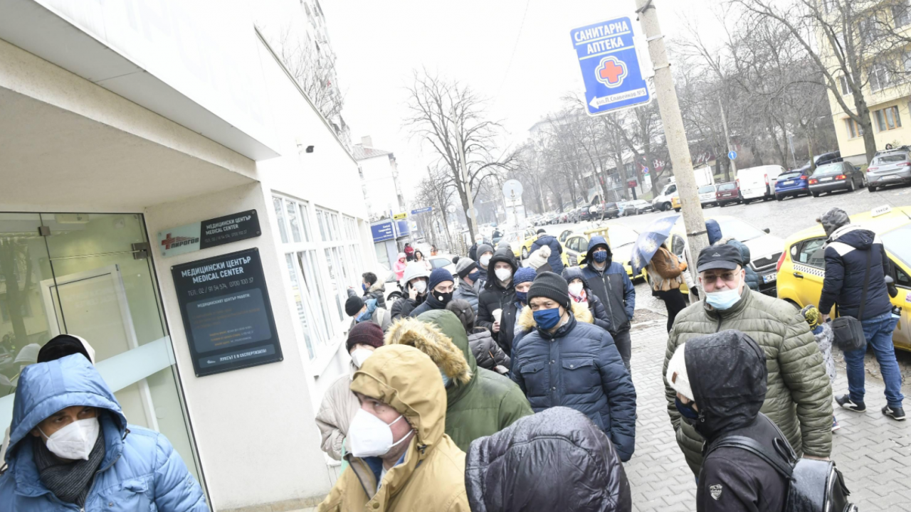 И на Великден има опашки от желаещи да се ваксинират в София