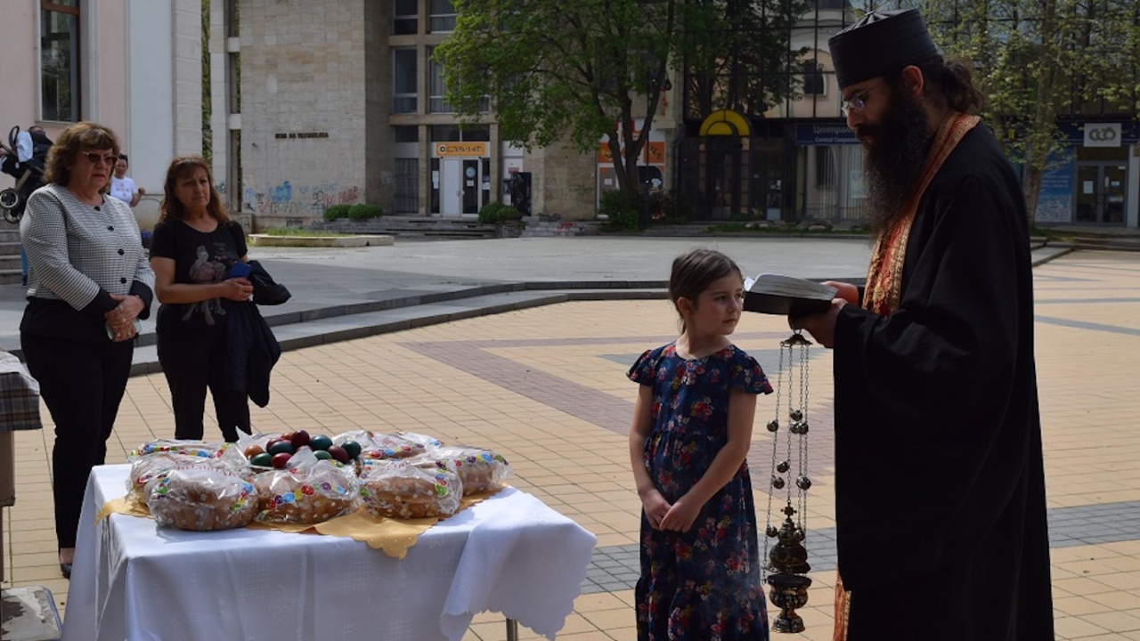 В Ловеч раздадоха козунаци по повод Възкресение Христово