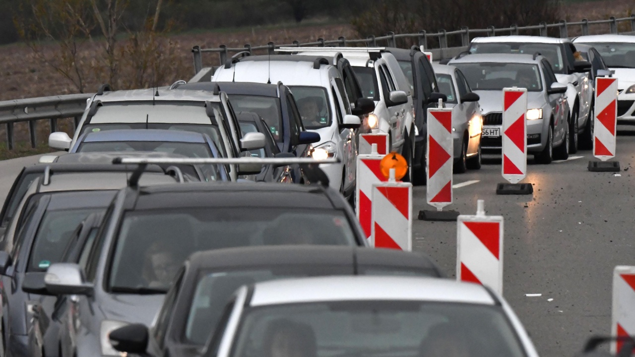 АПИ: Шофьорите да спазват правилата за движение и да не използват аварийната лента 