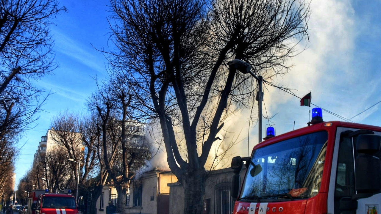 Голям пожар обхвана три къщи в "Орландовци"