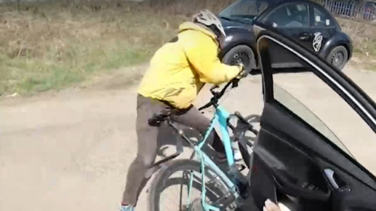 Велосипедист пострада заради внезапно отворена врата на автомобил