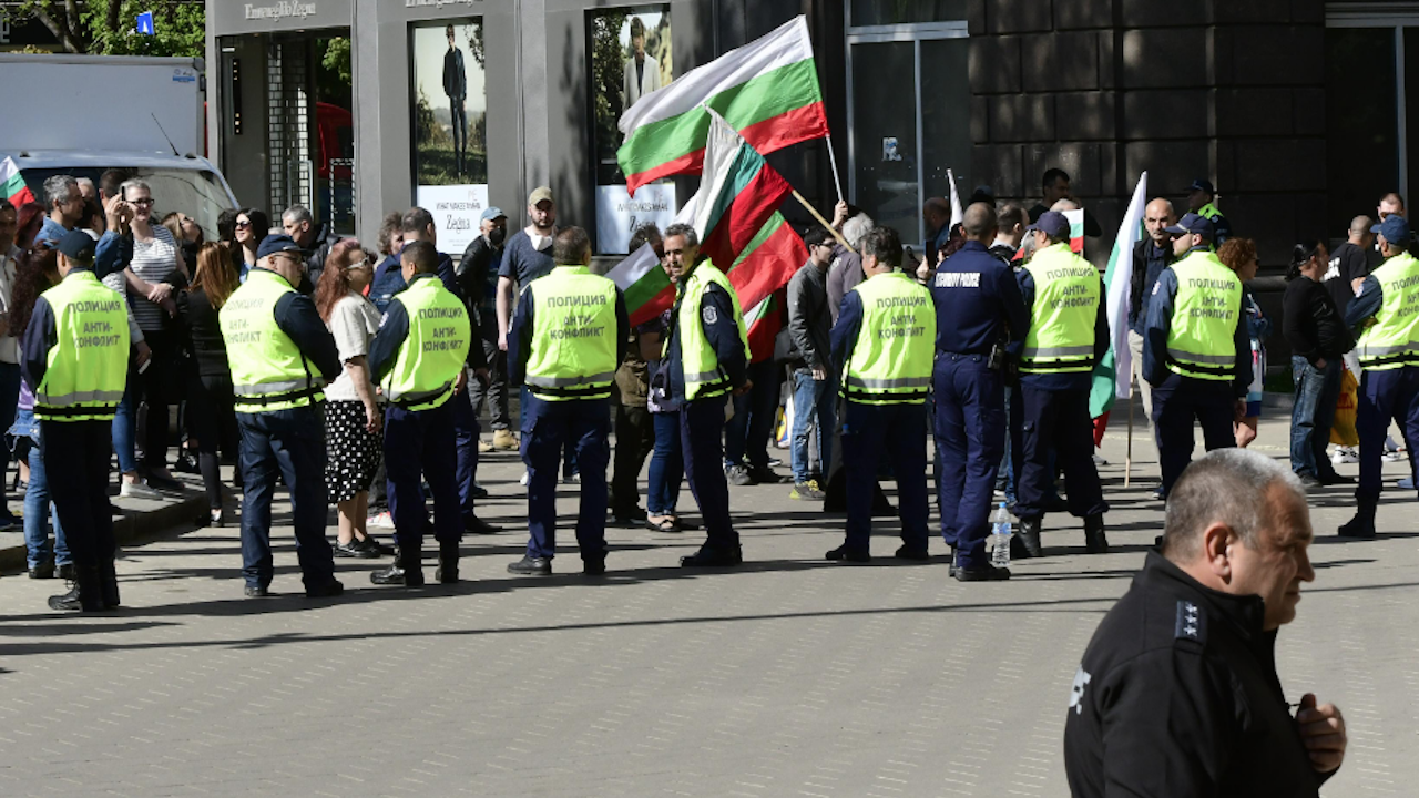 Протест пред президентството - граждани извиха хоро, поискаха оставката на Радев