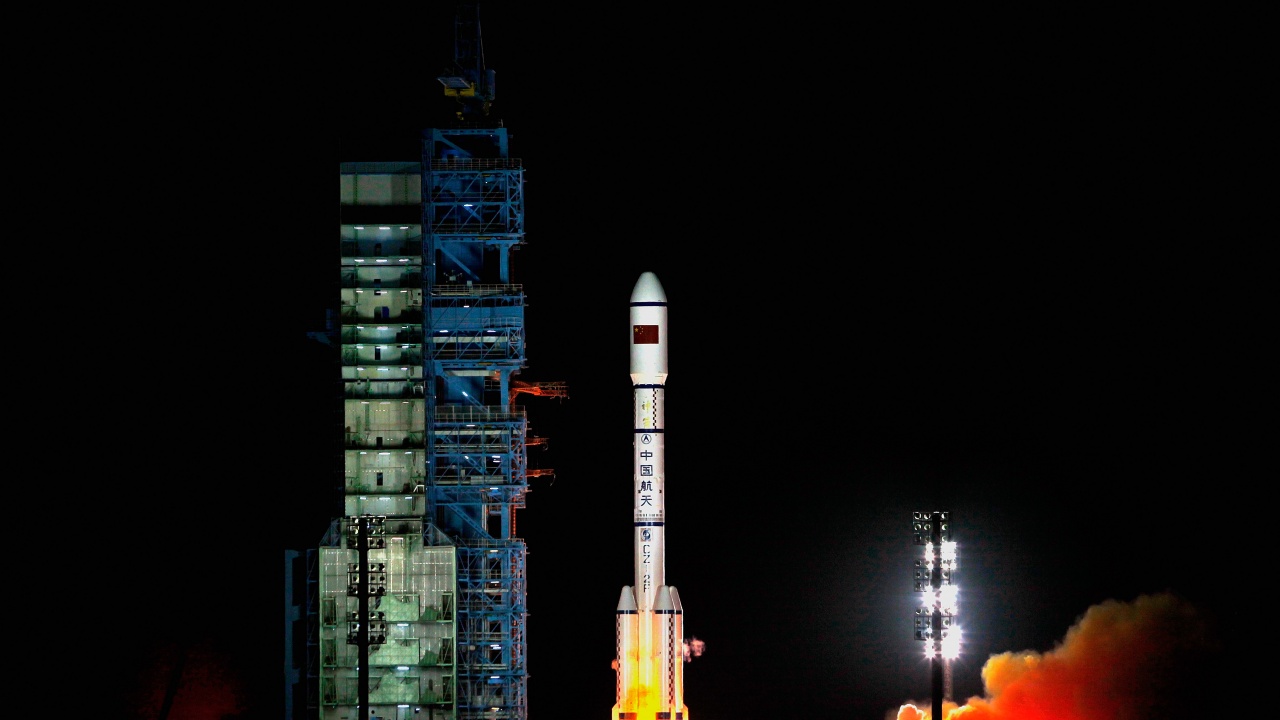 Останки от китайска ракета може да паднат на Земята в близките дни 