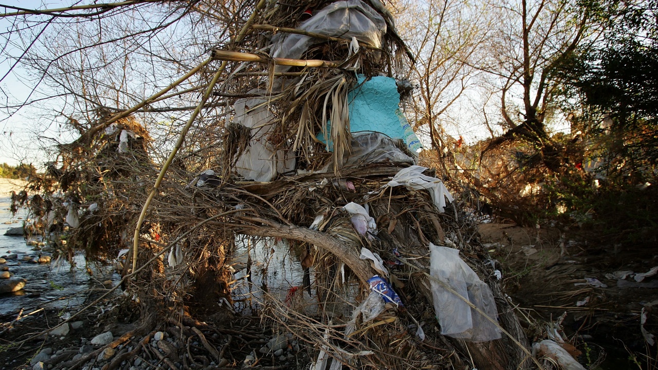 Чистят тонове боклуци в язовир "Огоста"