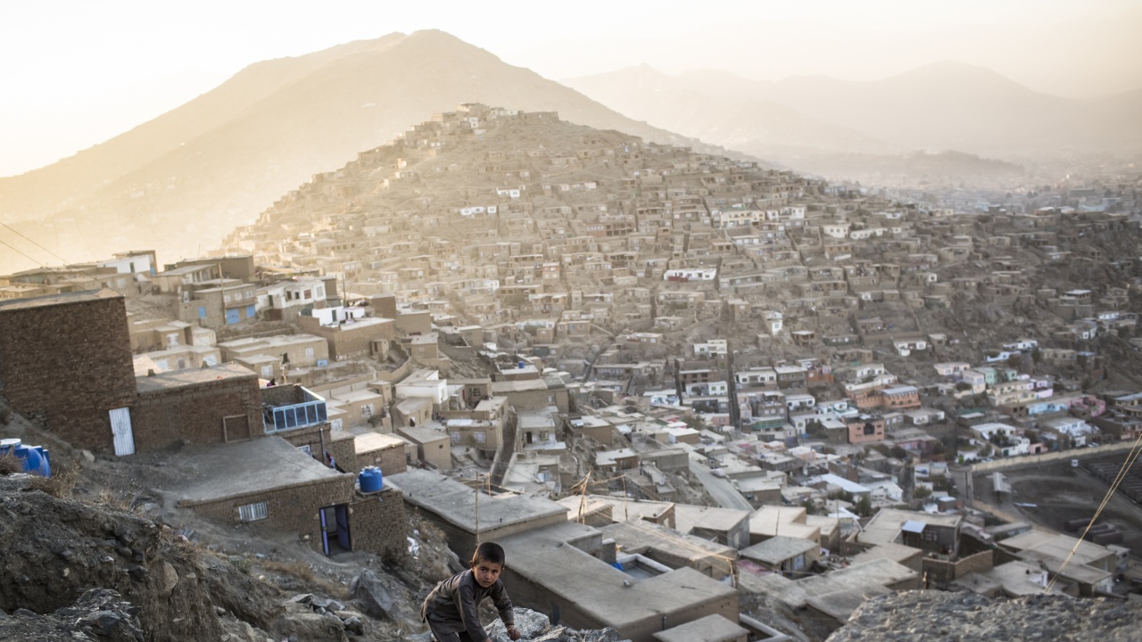 Взрив отне живота на най-малко 25 души в Афганистан