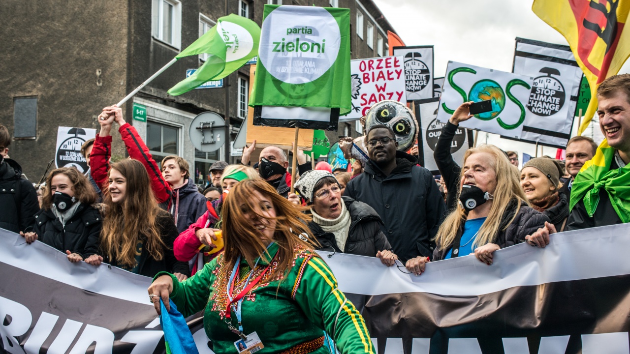Хиляди се включиха в демонстрация в Париж с искане за по-амбициозен закон за климата