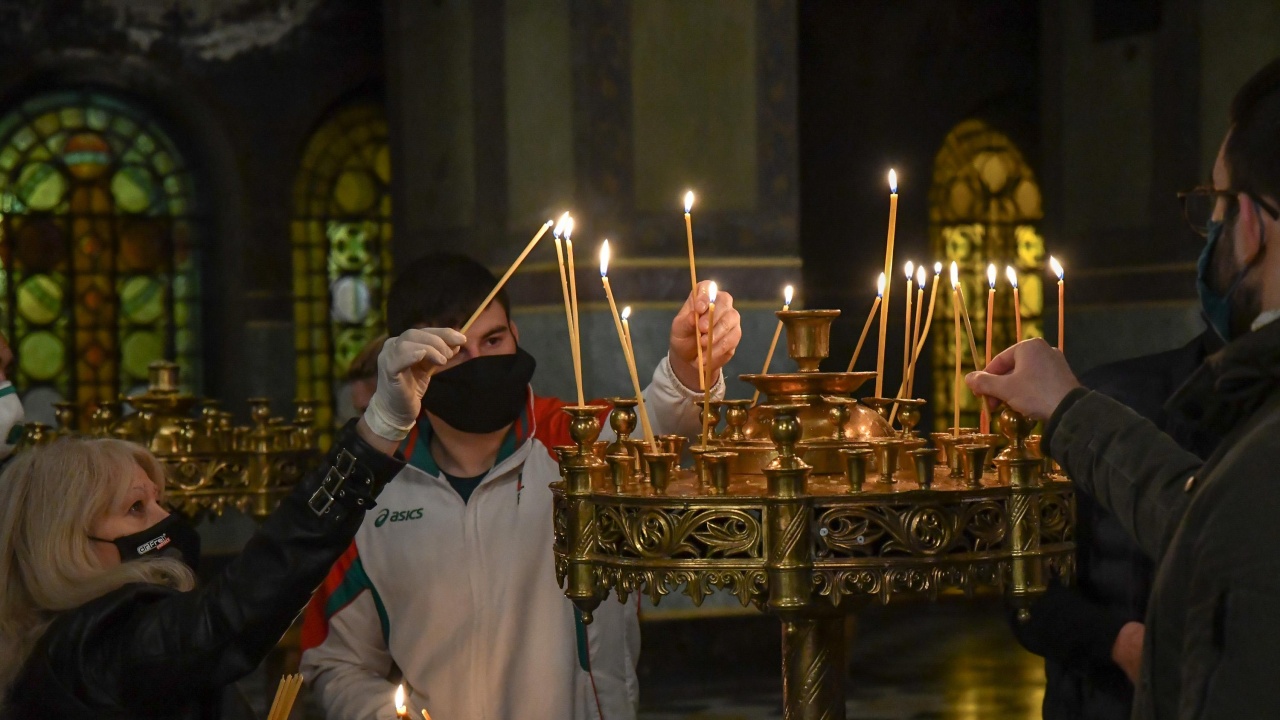 Молебен за здравето на 3-годишно дете, пострадало тежко при катастрофа в Добрич