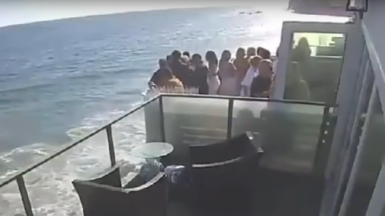 Балкон рухна по време на купон и повлече девет души в морето