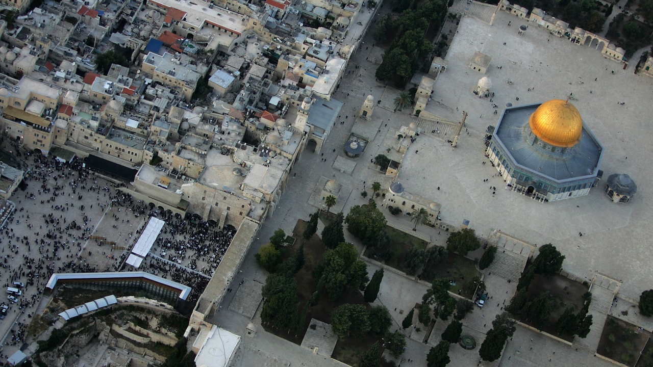 Стотици евакуирани от Стената на плача в Ерусалим