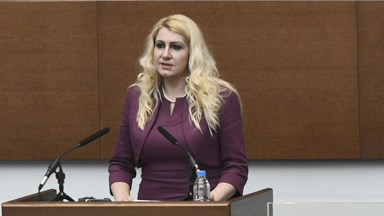 Правосъдният министър Десислава Ахладова се връща в съда