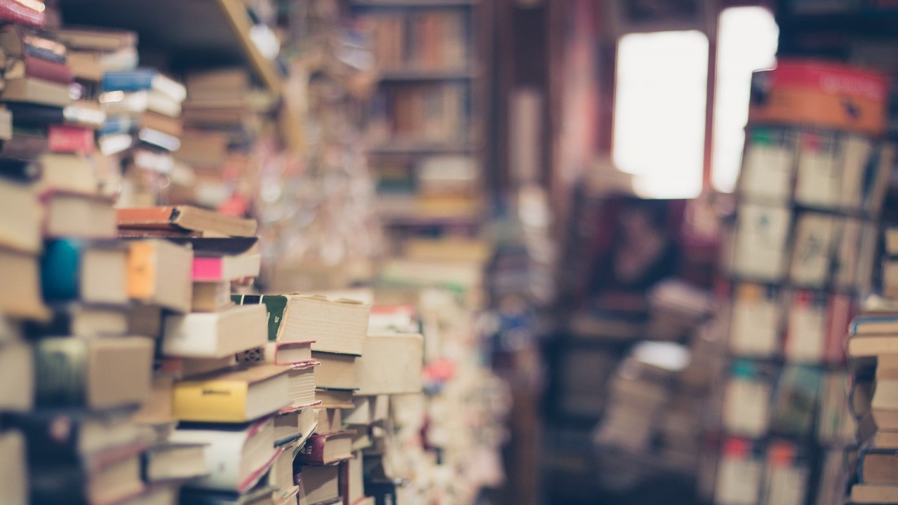 Почетен гражданин на Перник дари над 2 000 книги на училище