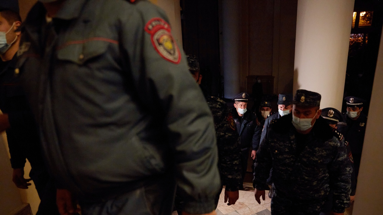 Появи се видео от разпита на 19-годишния стрелец от Казан