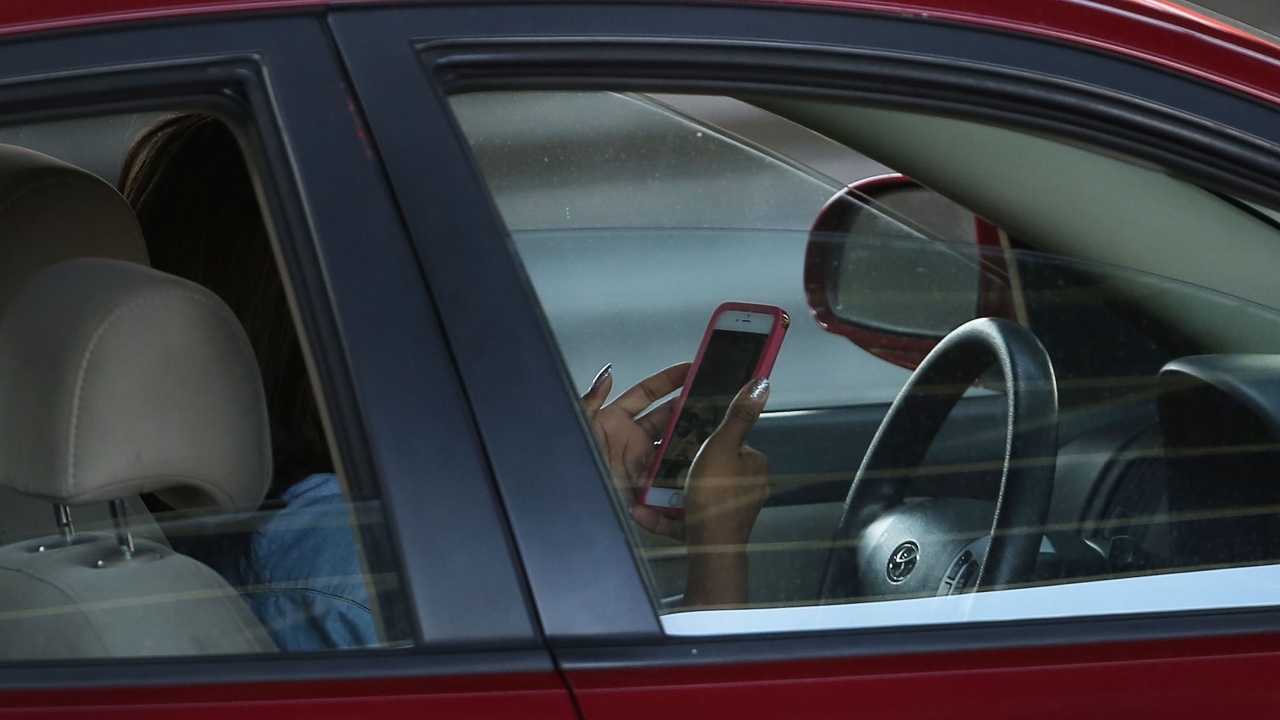 Близо 30% от младите водачи пишат съобщения на телефона си, докато шофират
