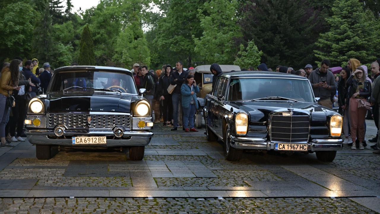 Вечерна изложба на класически автомобили в двора на Национален исторически музей