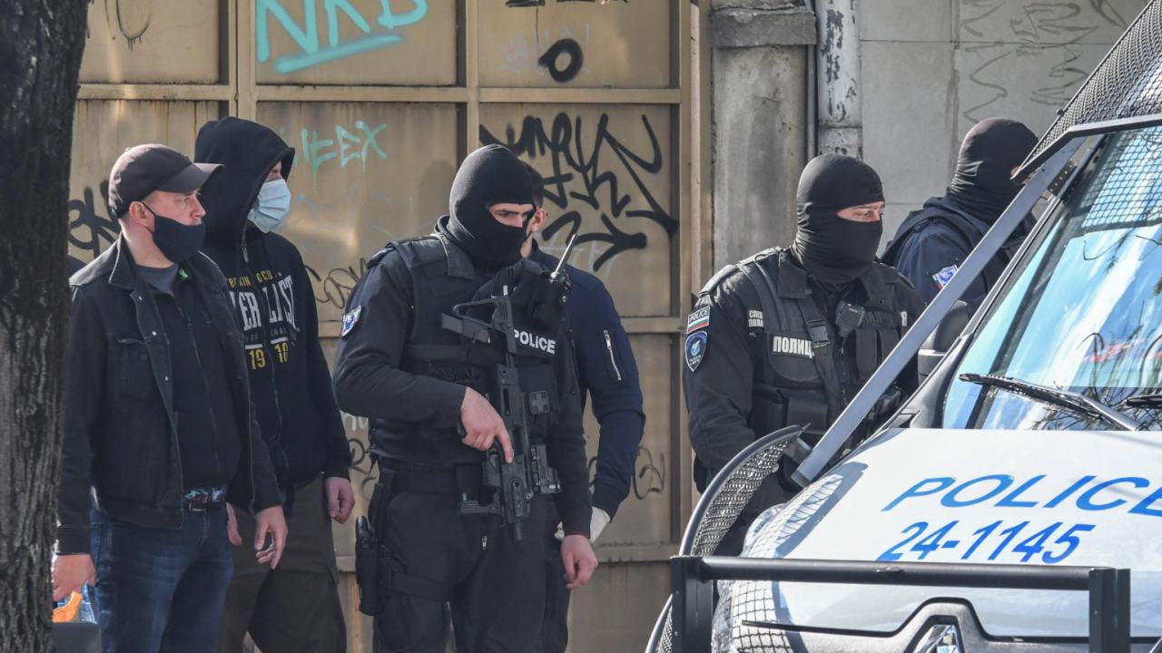 Удар: Масови арести на пловдивски полицаи за тежки престъпления 