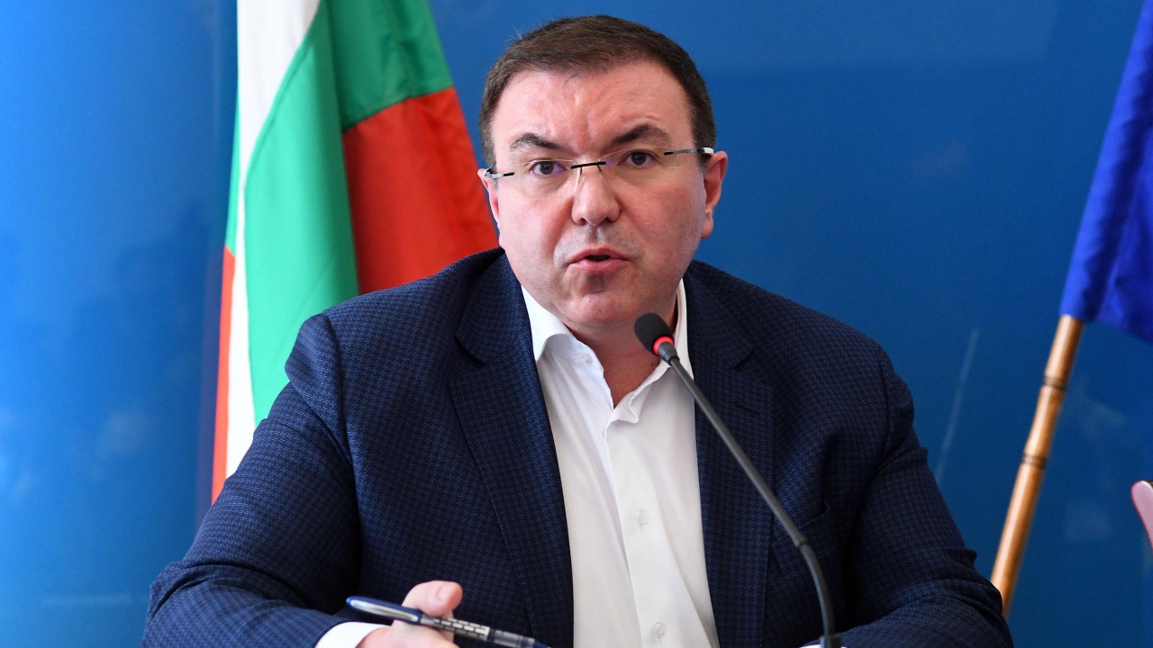 Проф. Костадин Ангелов отново атакува служебния здравен министър