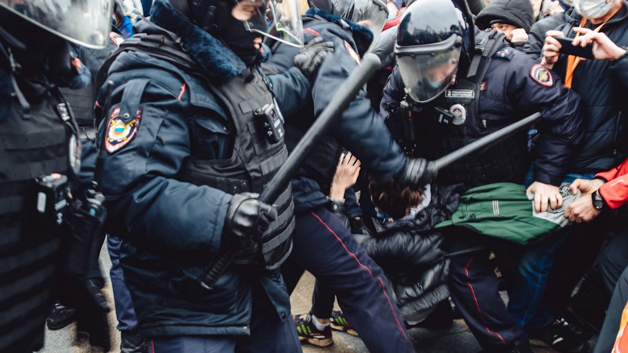 Руската полиция разпръсна събрание на опозиционни политици в Нижни Новгород