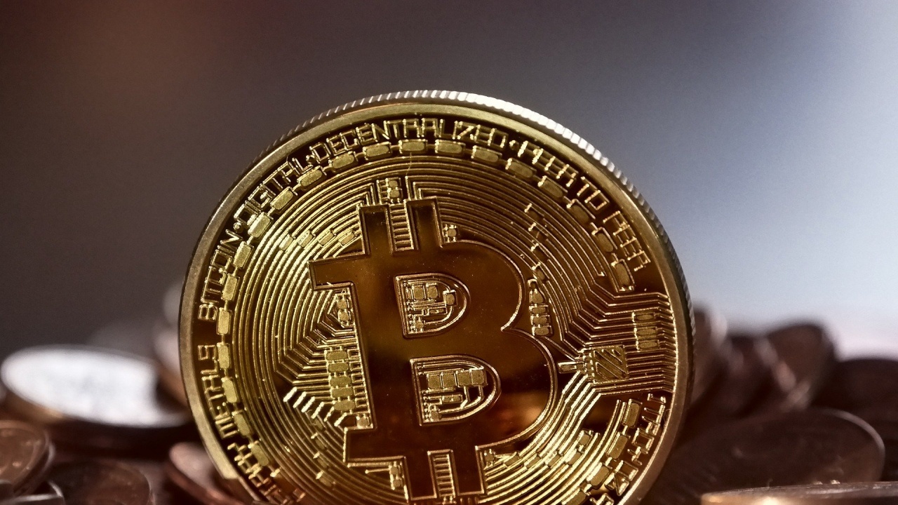 Биткойнът поевтиня с 11%