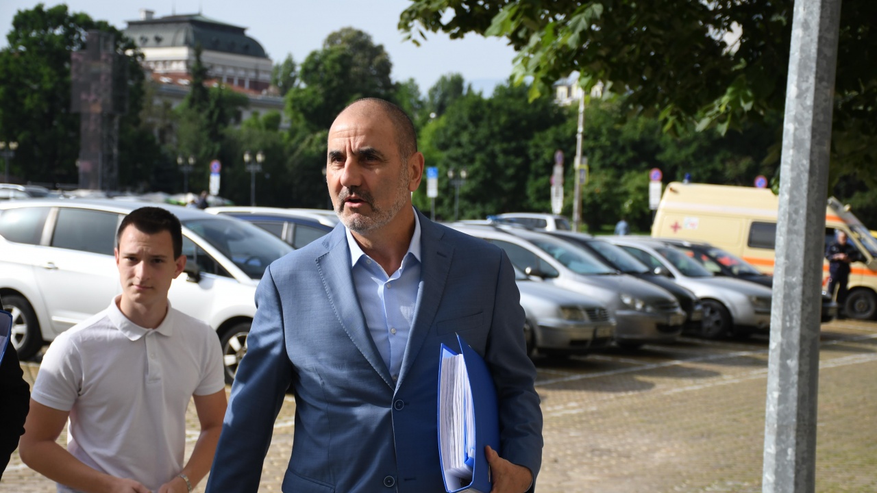 Цветанов: Нека хората не се отблъскват от грубото и арогантно поведение на политиците