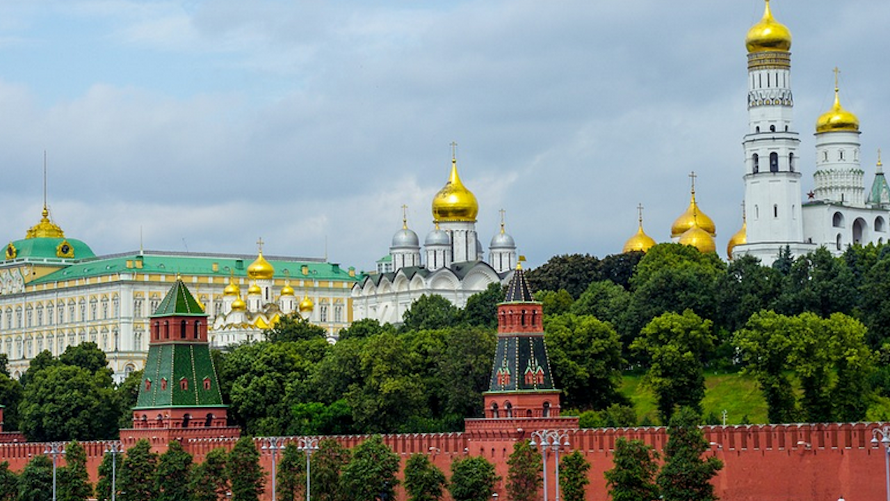 Кремъл изрази съжаление, че ЕС препоръчва да се заобикаля въздушното пространство на Беларус