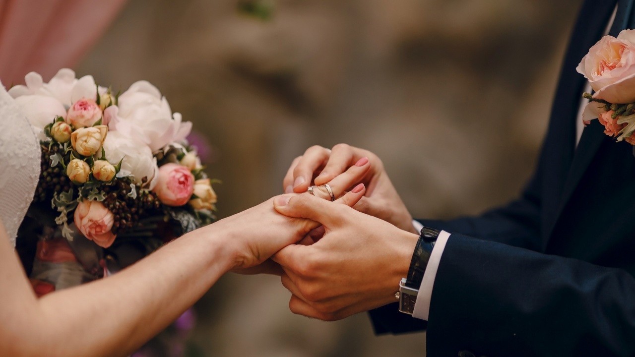 Младоженец не се яви на сватбата си, булката се омъжи за един от кумовете