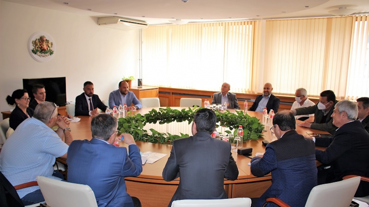 Министър Живков се срещна с ръководствата на КНСБ и КТ „Подкрепа“
