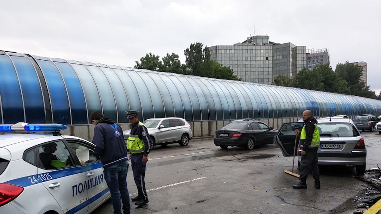 Катастрофа с три коли блокира движението до метростанция "Жолио Кюри" в София