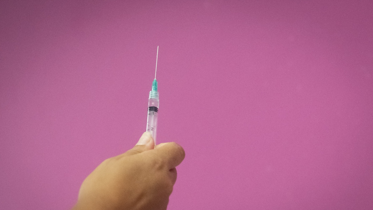 Великобритания одобри четвърта ваксина срещу ковид