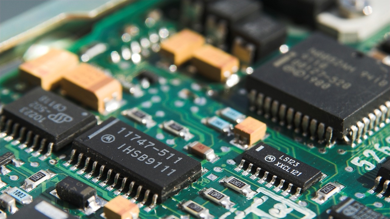 Intel: Недостигът на чипове в световен план може да продължи няколко години
