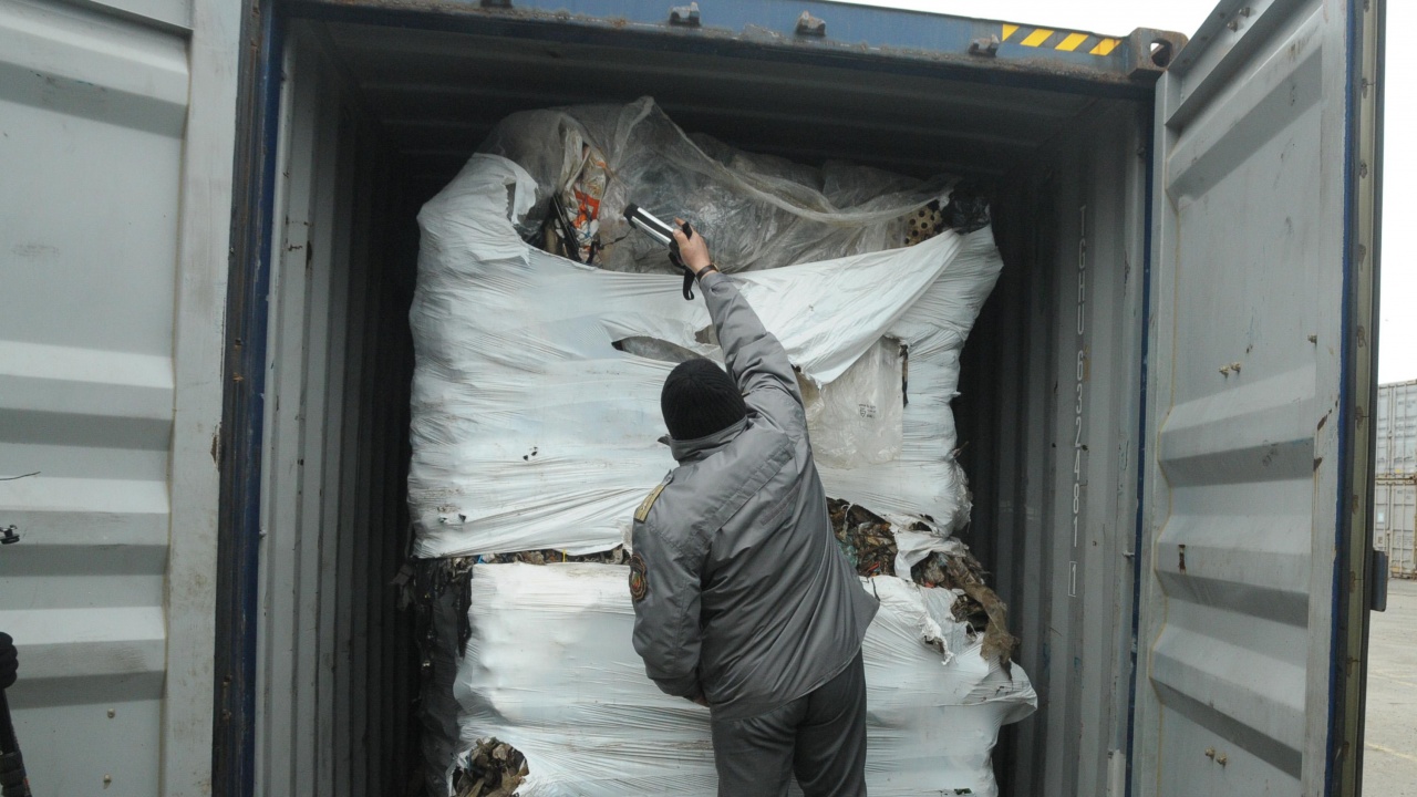 Румъния спря 10 тона отпадъци от стъкло на границата с България