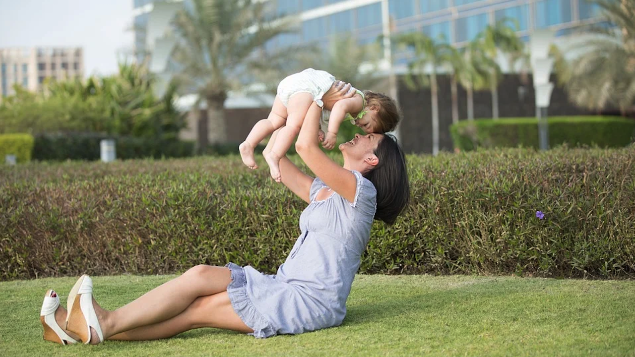Децата са по-щастливи през живота си, когато майчинство е по-дълго