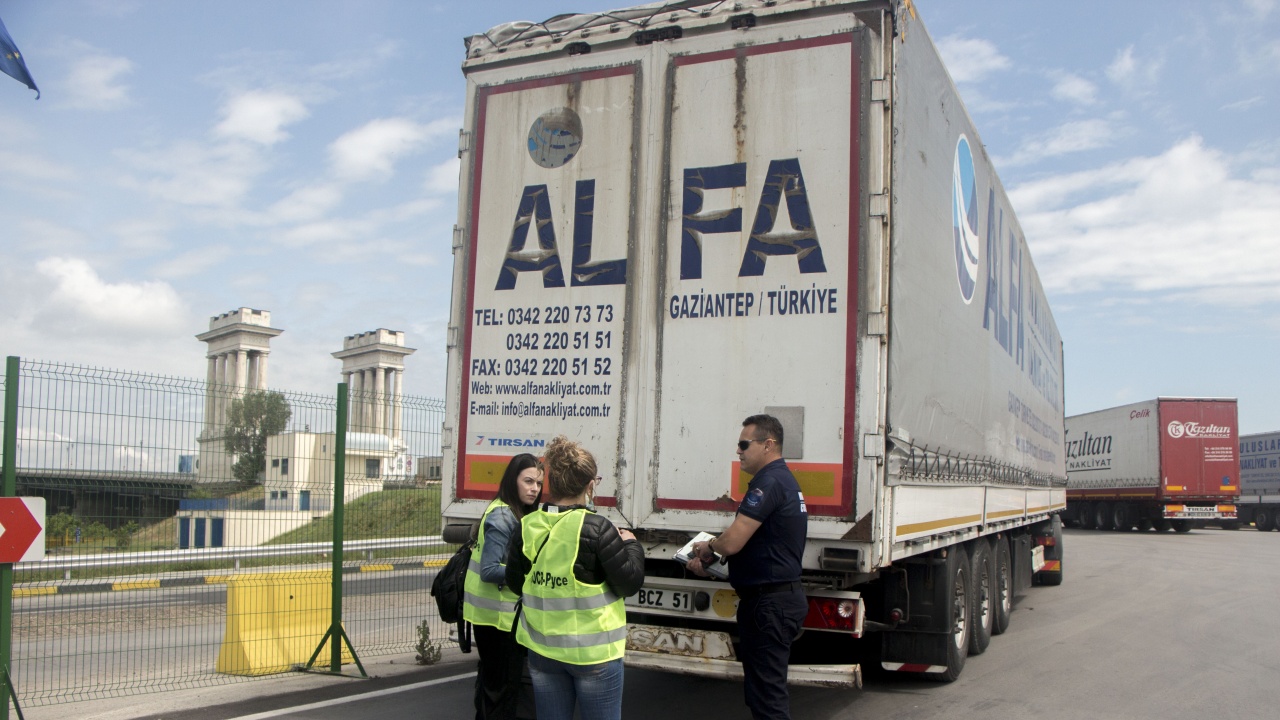 Общо 20 камиона с пластмасови отпадъци от Турция се връщат под строг контрол до мястото на изпращане  