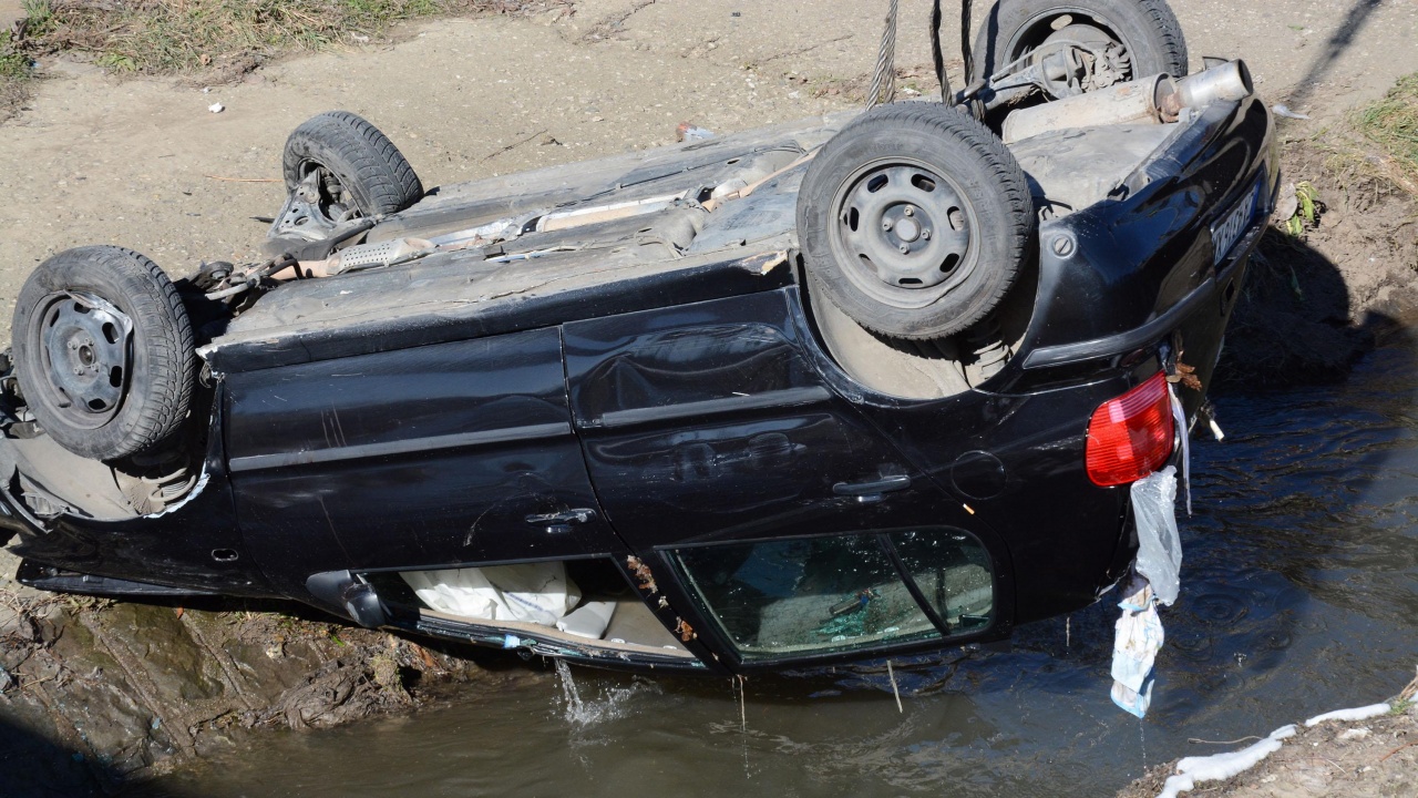 Пиян пловдивчанин обърна колата си в река Сребра