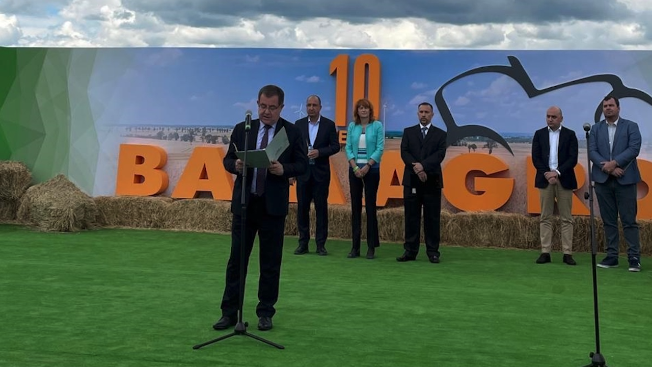 Министър Бозуков: Модерното земеделие не може да се развива без съвременна техника