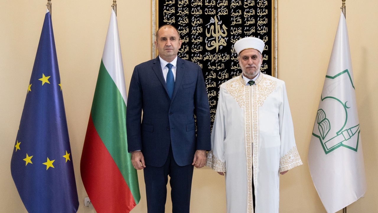  Румен Радев поздрави д-р Мустафа Хаджи с преизбирането му за главен мюфтия на мюсюлманското изповедание в България   