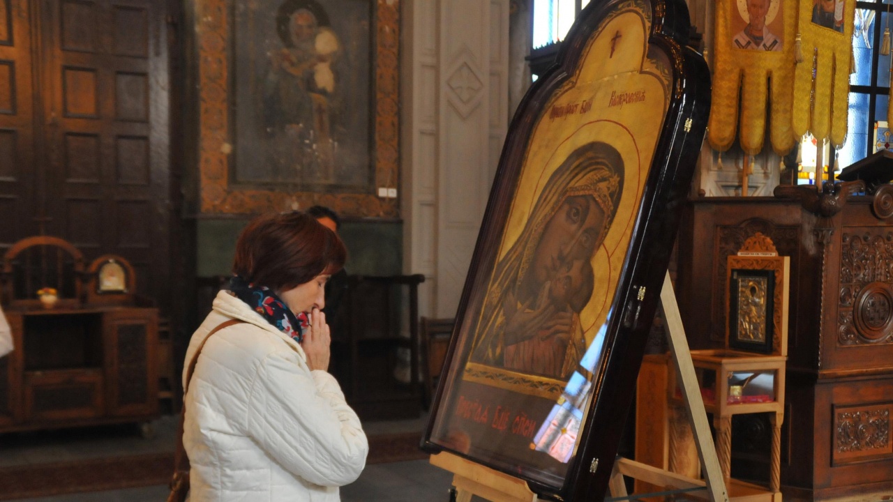 В Банско посрещнаха чудотворната икона на Богородица Акатистна