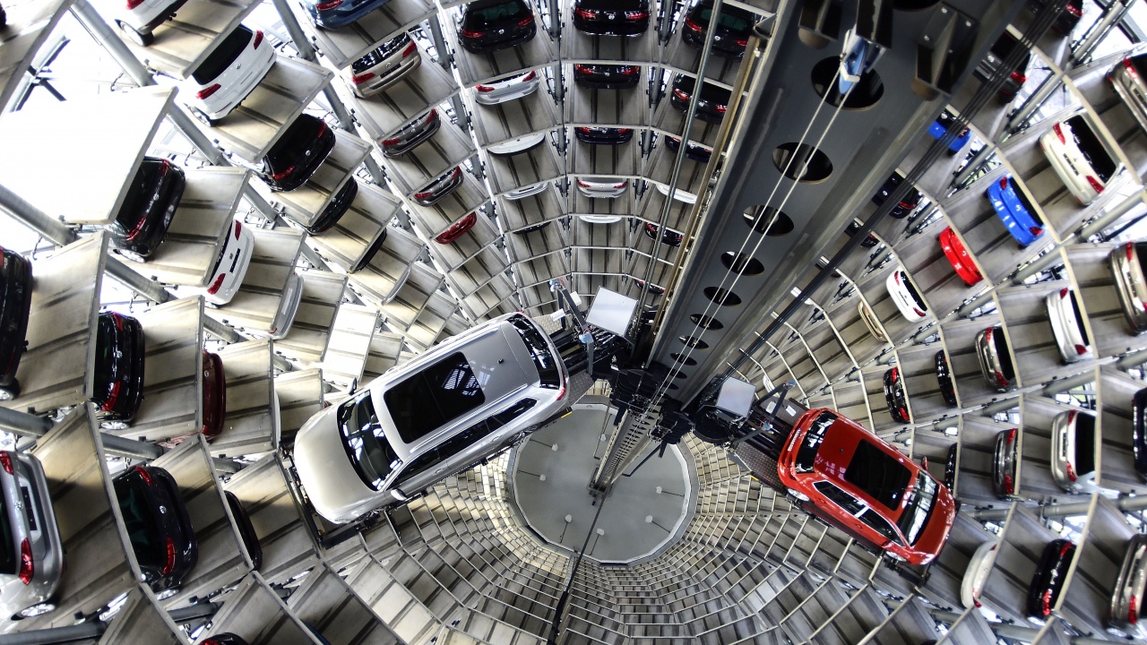 Автомобилната индустрия в Германия с тригодишен връх през май, но при влошаващи се перспективи