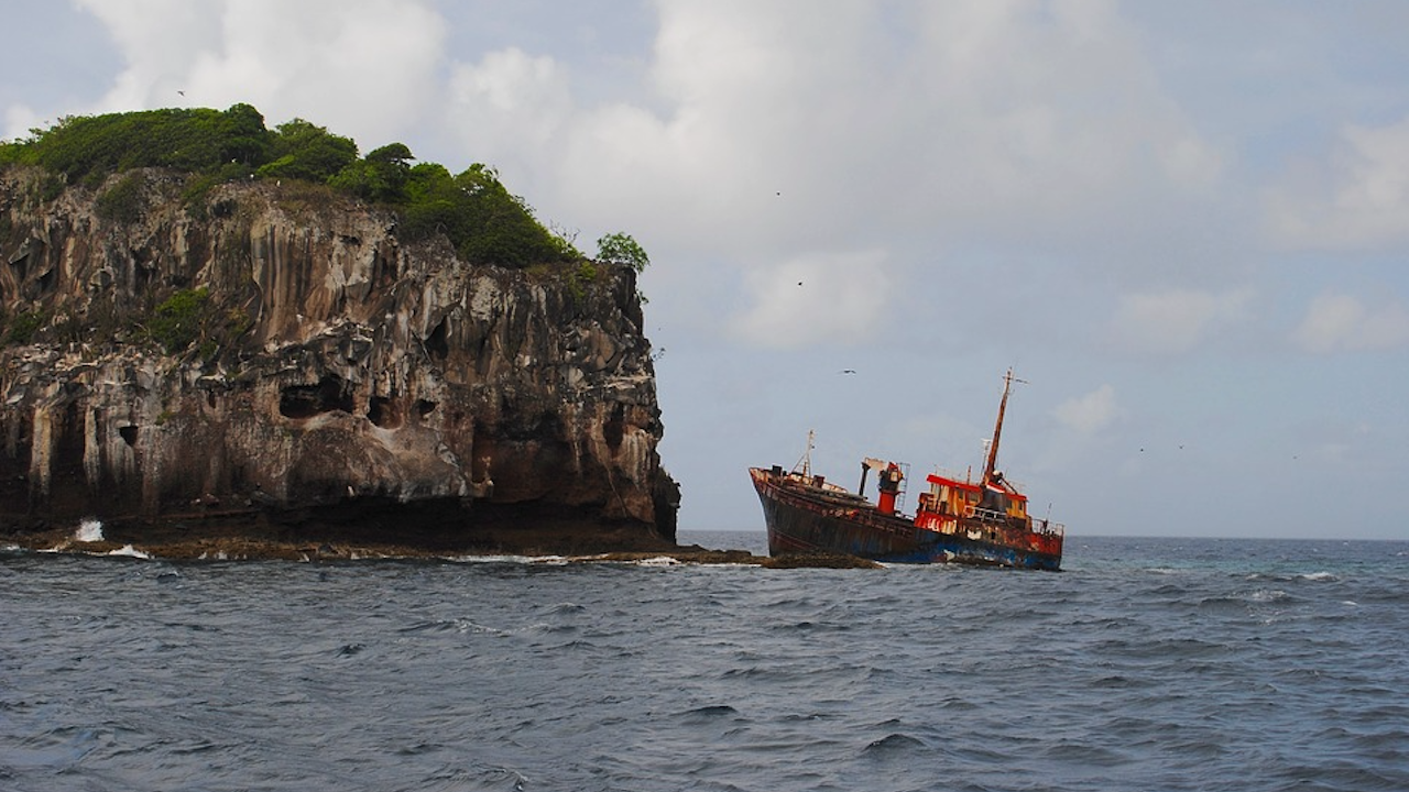 Кораб с химикали потъва край Шри Ланка