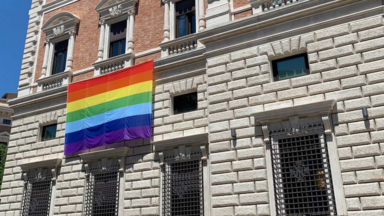 Посолството на САЩ във Ватикана развя знамето на ЛГБТ общността