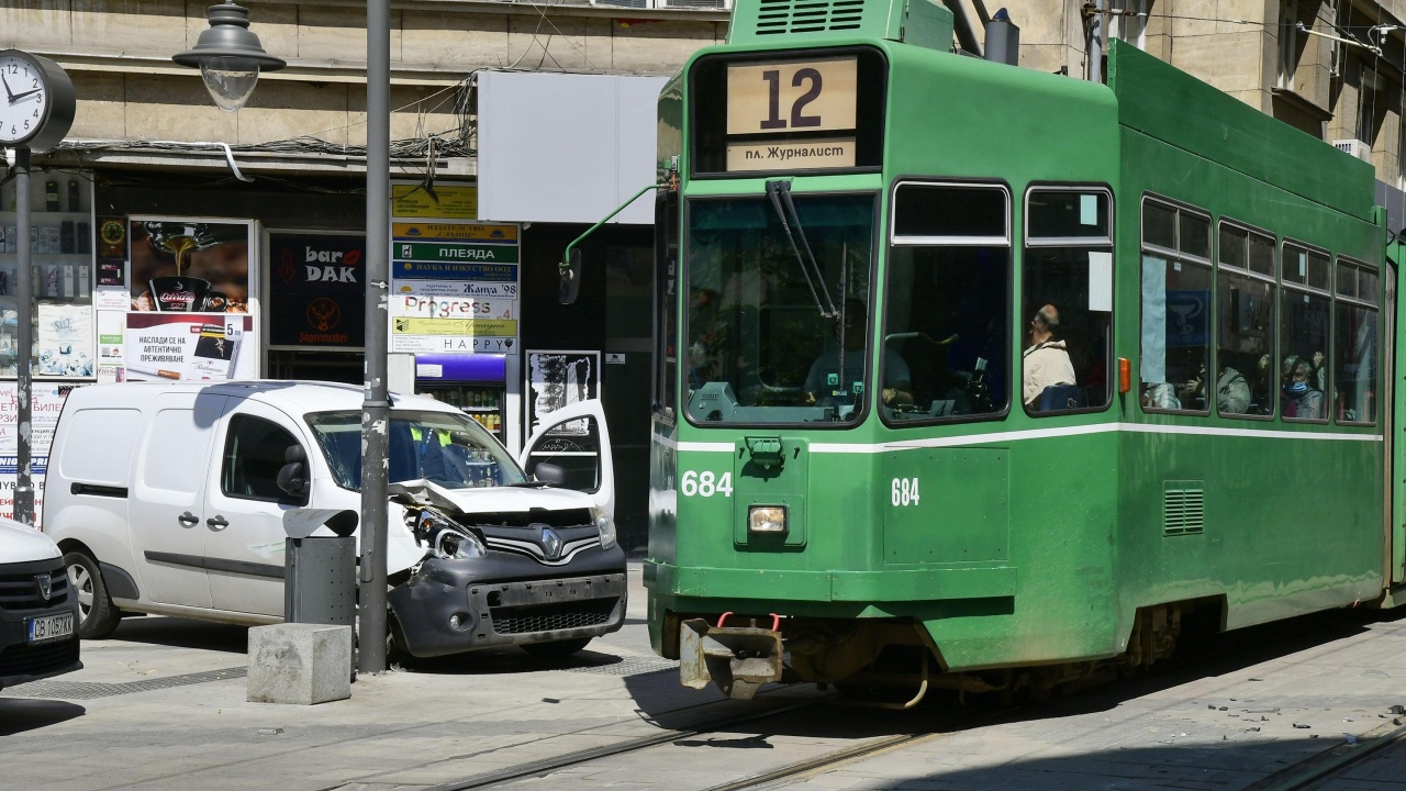  Миниван и трамвай катастрофираха на площад "Славейков"