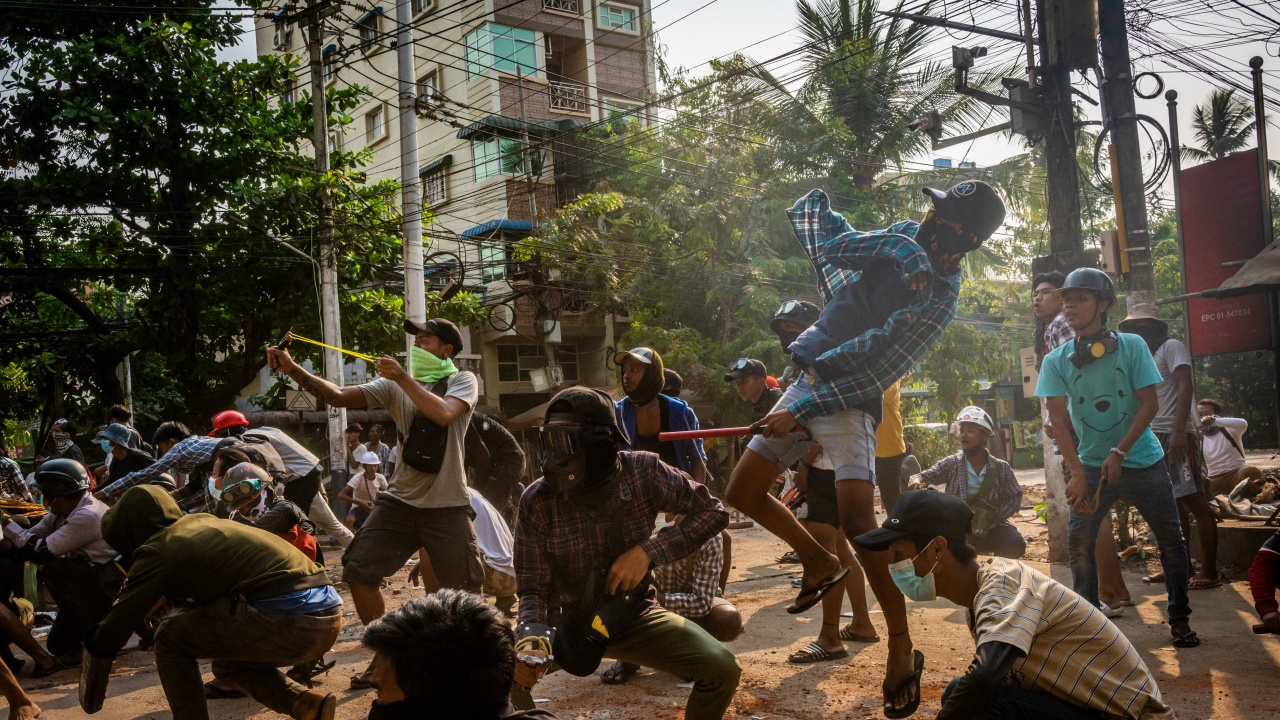 Около 20 мирни граждани загинаха в Мианма при сблъсъци с войници на хунтата