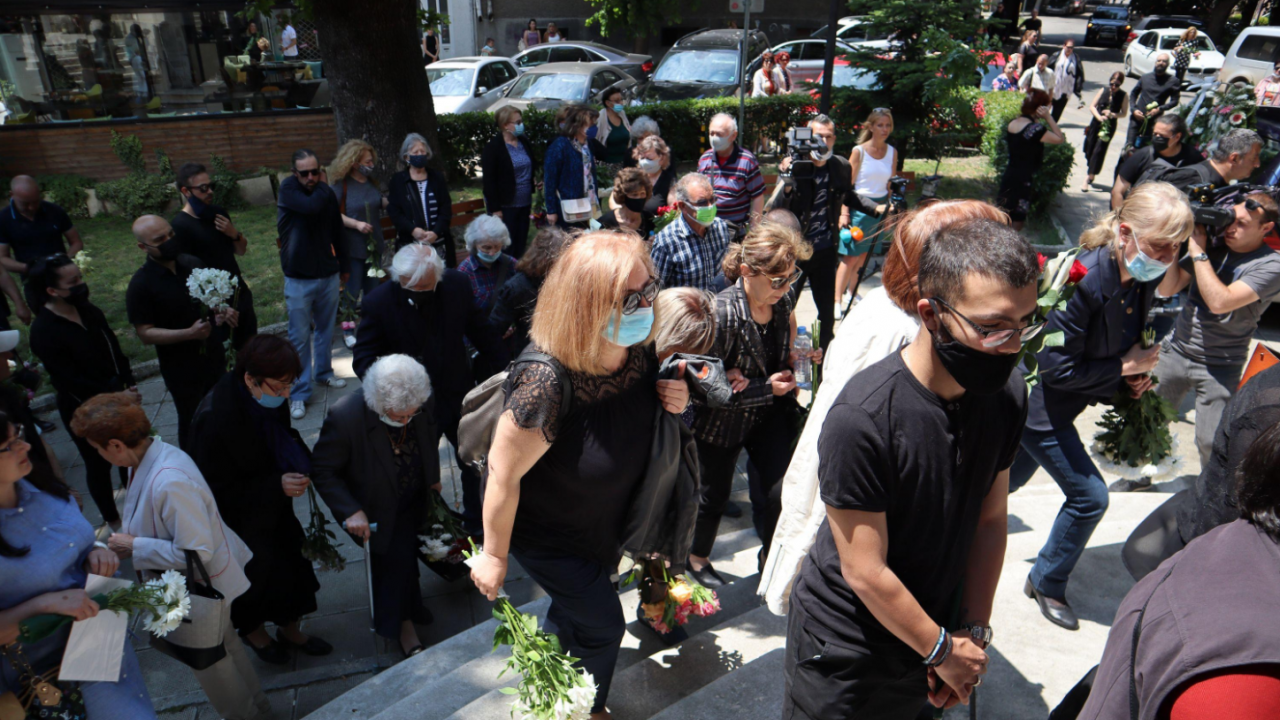 Стотици се стекоха във Варна, за да се сбогуват с Лорина Камбурова
