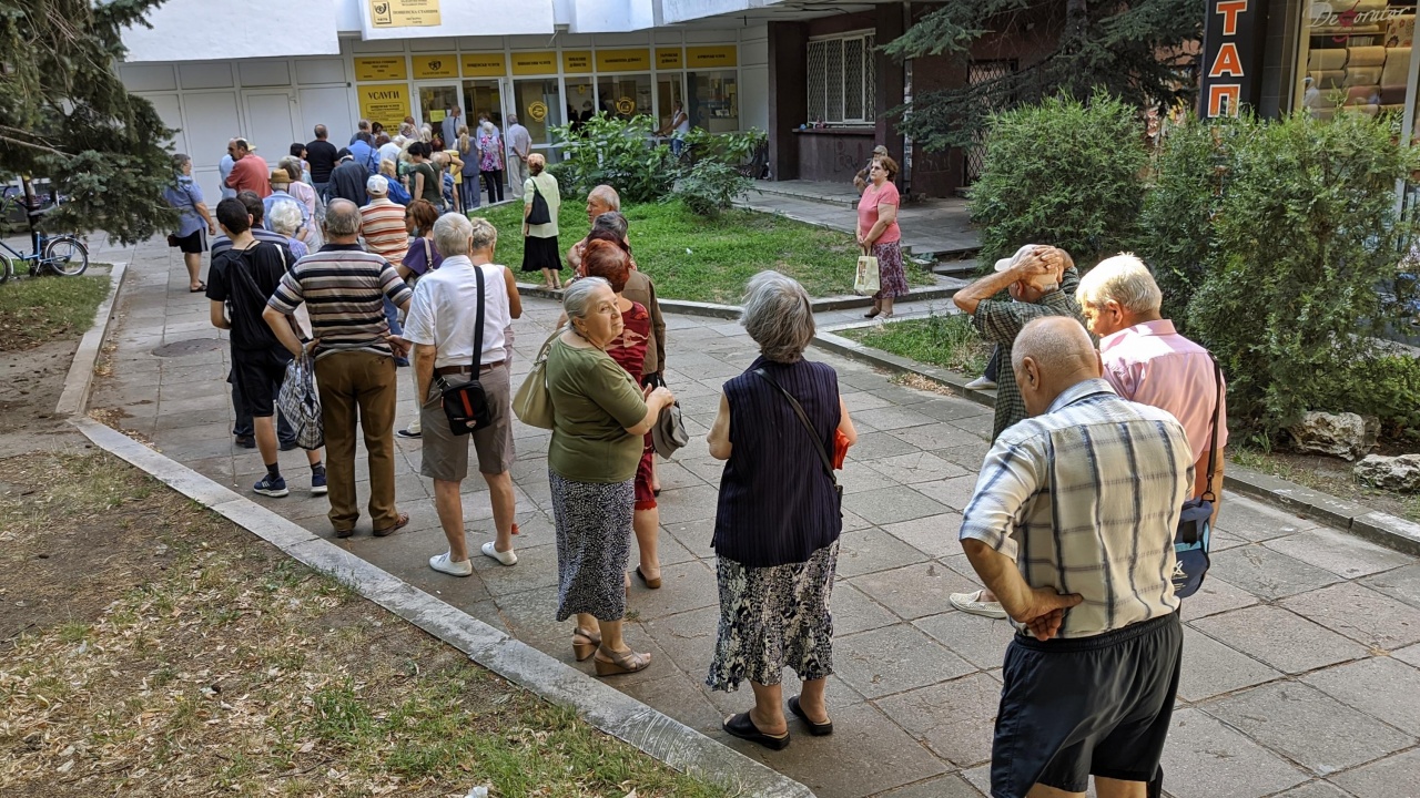 Опашка от пенсионери пред  пощата във Видин, която опитаха да оберат