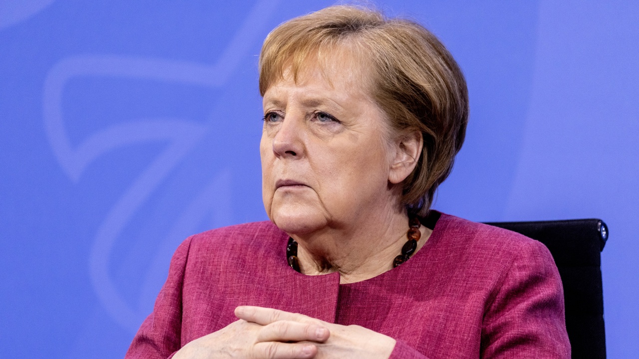 Меркел отрече несертифицирани предпазни маски да са били раздавани на бездомници