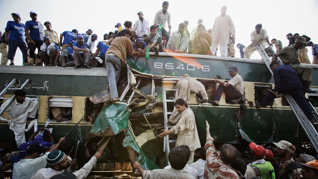 Най-малко 51 станаха загиналите при влакова катастрофа в Пакистан