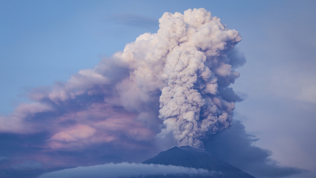 Най-активният действащ вулкан в Индонезия изхвърли пепел на височина от 1,6 километра