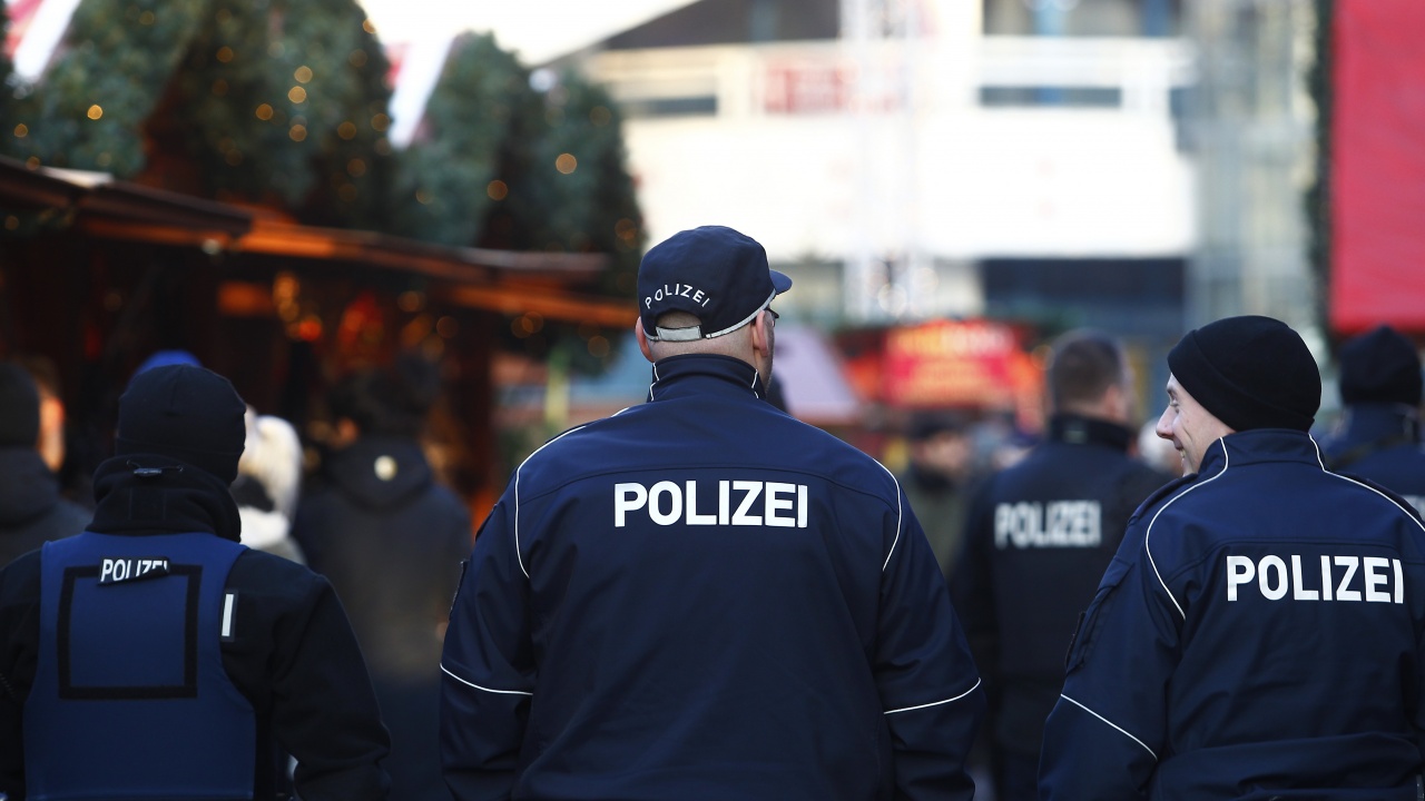 Германски полицаи са заподозрени в разпространение на неонацистка пропаганда